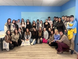 Los alumnos de El Regato junto a su tutora, Arantza Basurko (arriba, primera por la izquierda) y la gerente de Talleres Usoa, Argiñe Martínez (abajo, segunda por la izquierda).