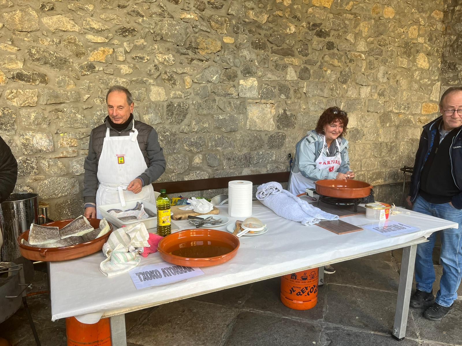 Dos cocineros se disponen a preparar cazuelas de bacalao al pil pil en una edición anterior del concurso gastronómico de Mundaka.