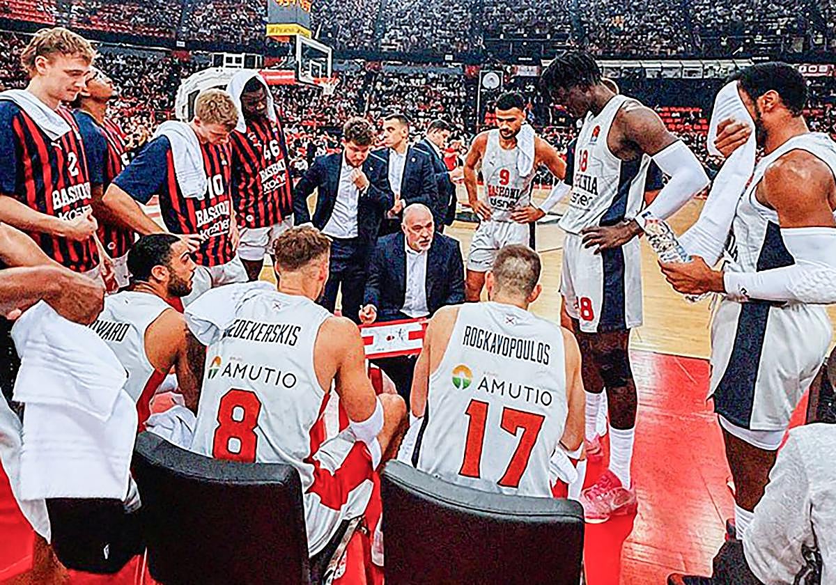 Pablo Laso reúne a sus jugadores durante un tiempo muerto.