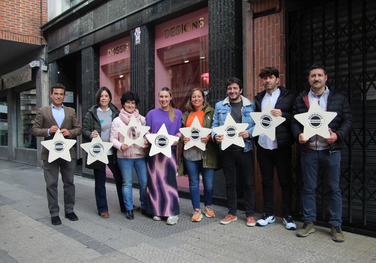 Los comerciantes y concejales del Ayuntamiento han presentado esta iniciativa navideña.