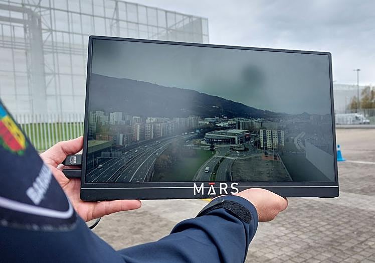 Vista áerea trasmitida por el dron a una pantalla.