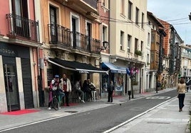 Una calle de Plentzia donde se levantan varios comercios y negocios hosteleros.