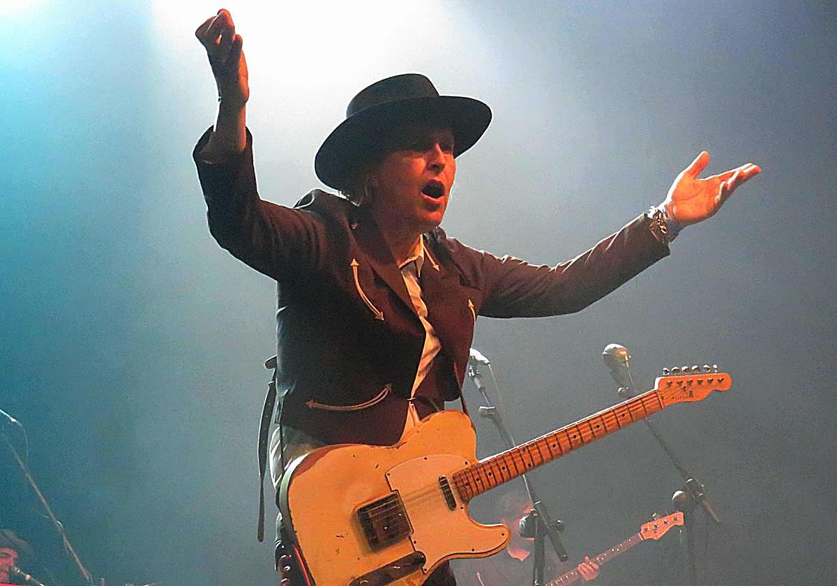 Con estética dylanita.