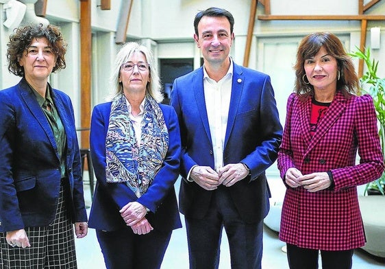 Elena Pérez, Lourdes Iscar, Mikel Torres y María Goti, durante la conferencia.