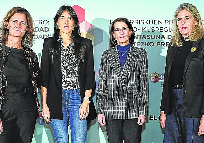 Alazne Azpiroz, Yolanda González-Rábago, Victoria Álvarez y Susana Federío.