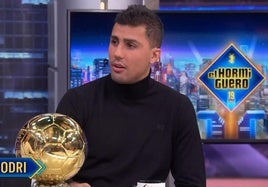 Rodri, con el Balón de Oro en 'El Hormiguero'.