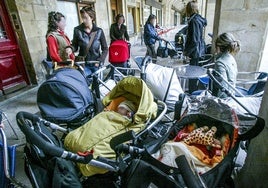 Un grupo de madres con sus bebés en la plaza de España.