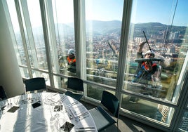 Lo que nunca has visto de la Torre Iberdrola, un 'pueblo vertical' con duchas, sala de lactancia, fisio, oficina de Correos…