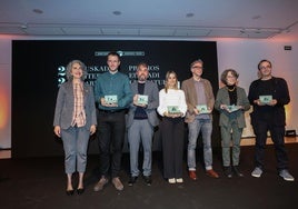 La consejera de Cultura, Ibone Bengoetxea, posa ayer en el Artium junto a los seis premiados en esta edición.