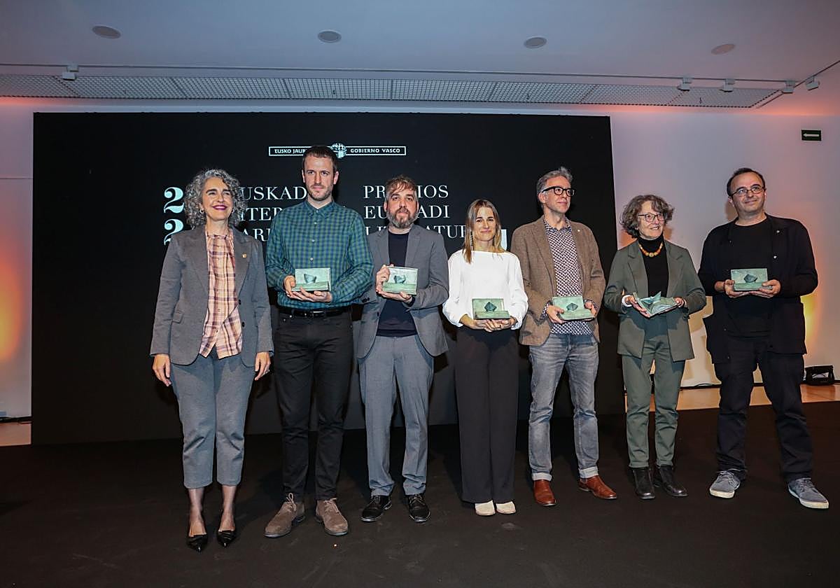 La consejera de Cultura, Ibone Bengoetxea, posa ayer en el Artium junto a los seis premiados en esta edición.