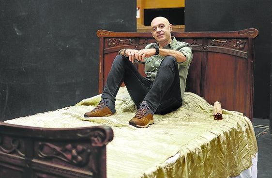 Paco Azorín, muy cómodo en la cama, que es un elemento clave en 'Gianni Schicchi'.