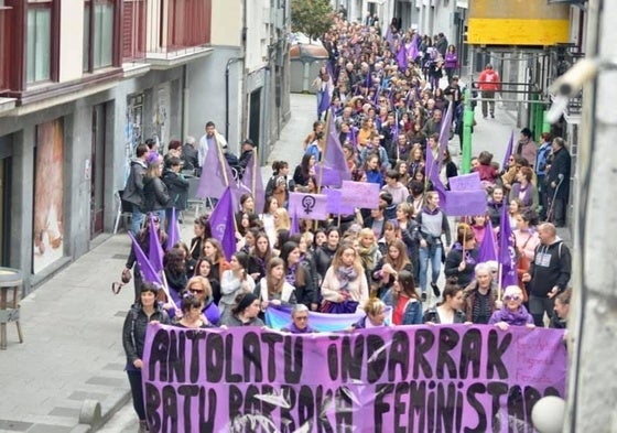 Una manifestación feminista recorre las calles de Ondarroa.