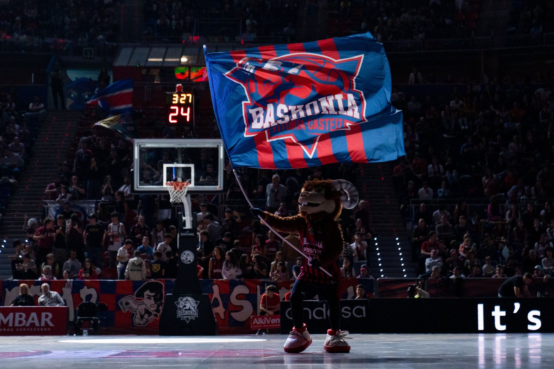 Aker, sobre la pista del Buesa Arena.