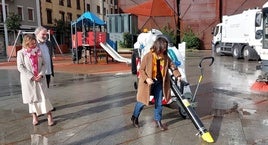 La alcaldesa, Amaia Agirre, prueba una de las barredoras ante la mirada de la concejala de Servicios, Janire Ocio, y un técnico municipal.