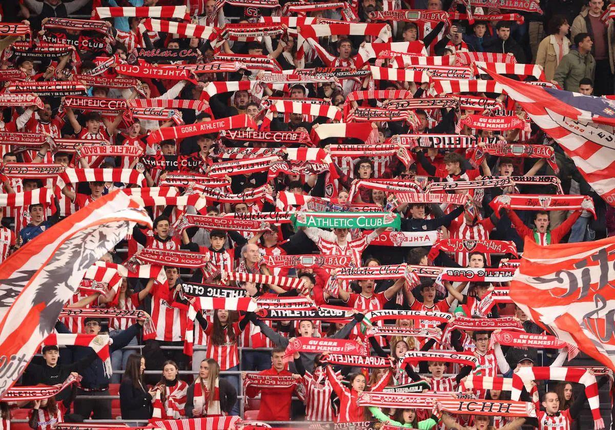 La afición rojiblanca en el derbi de la pasada temporada.