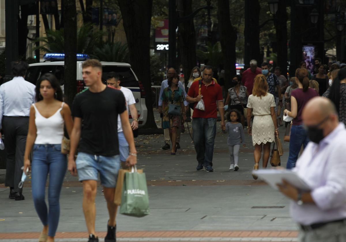 Gente caminando por al Gran Vía de Bilbao