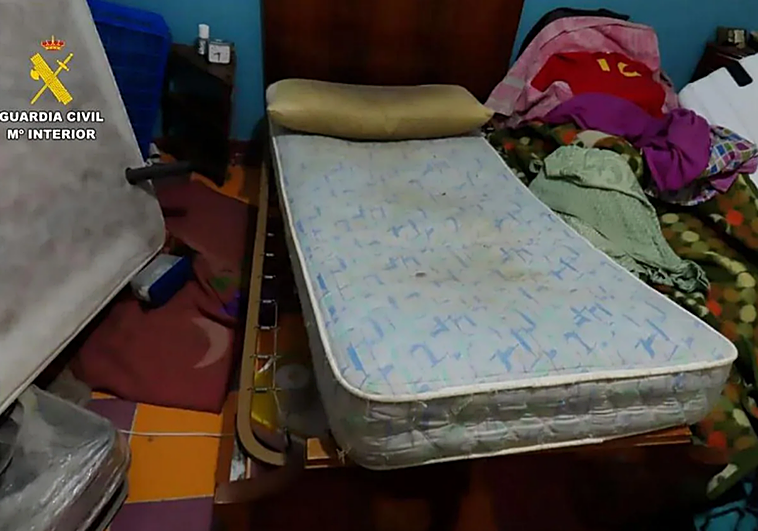 Cama en la que dormía la víctima en unas condiciones insalubres