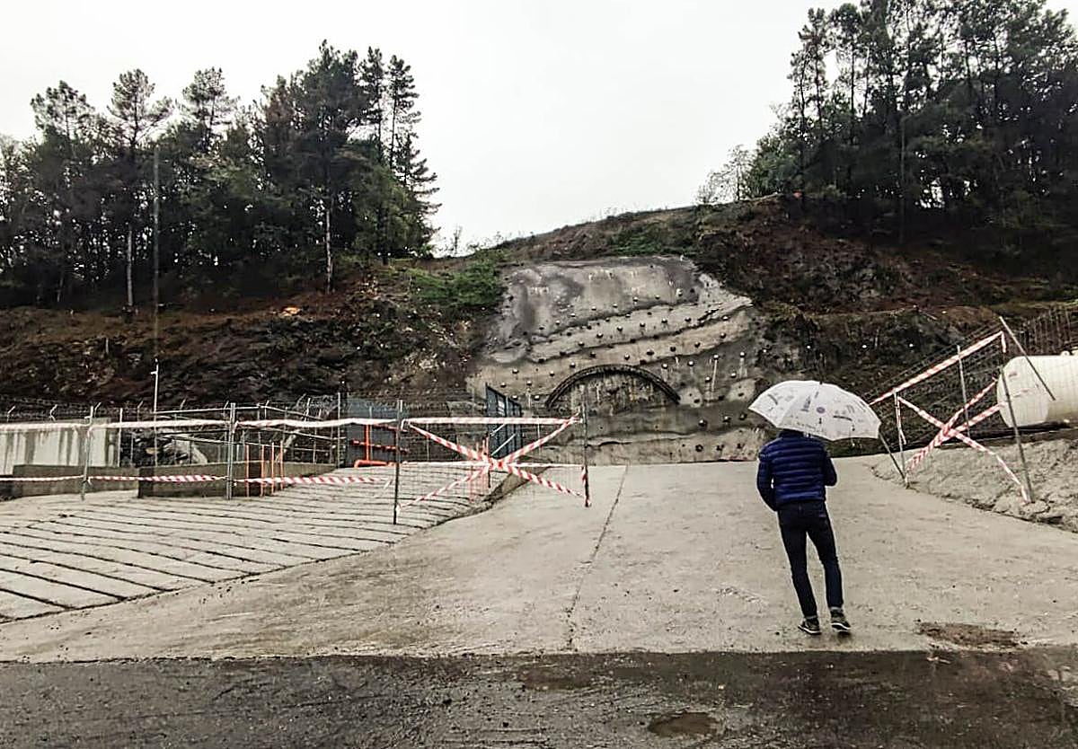 Un joven observa las obras paralizadas de la Línea 5 en Usansolo, a mediados de octubre.