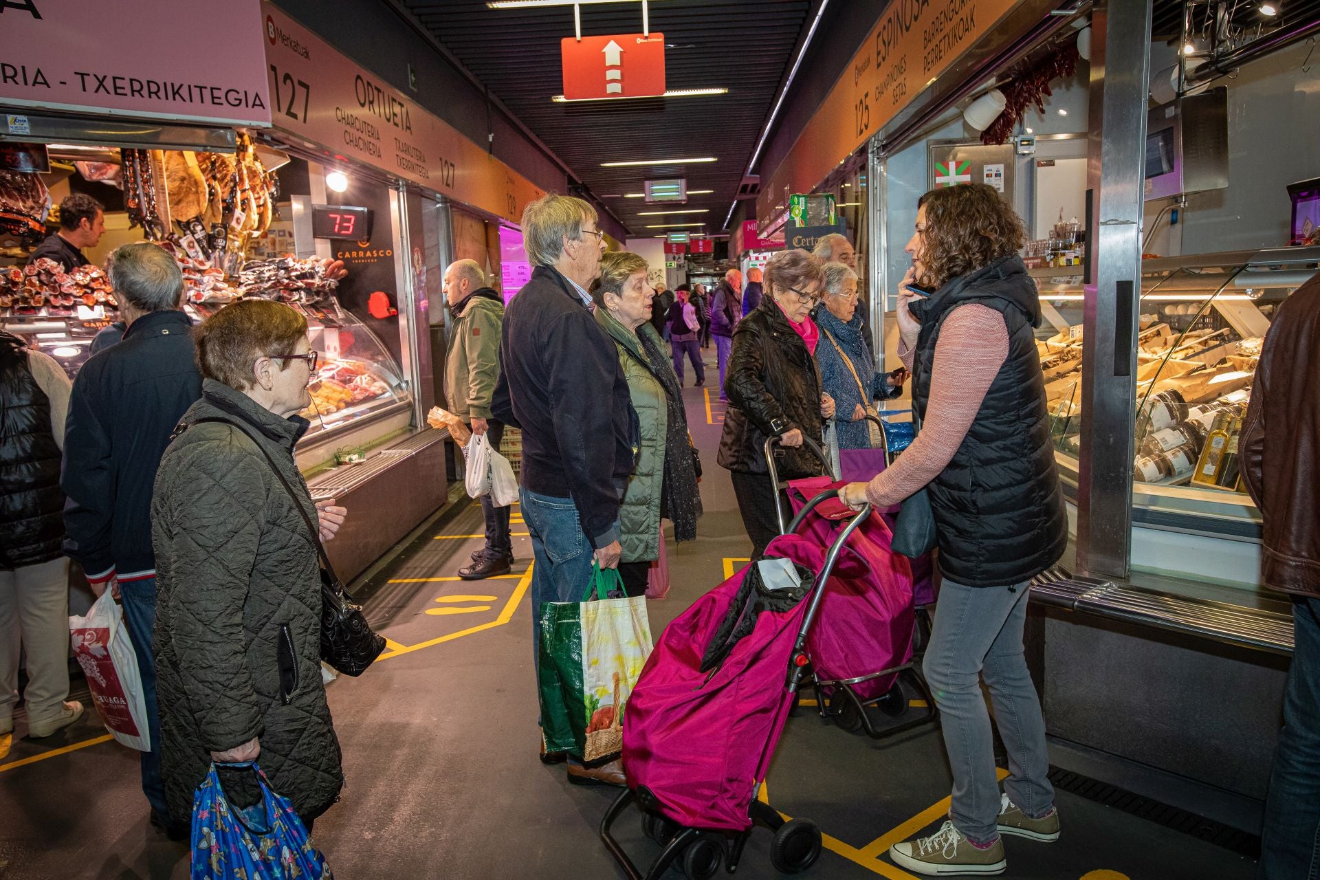Unos clientes hacen compras en El Mercado de la Ribera.
