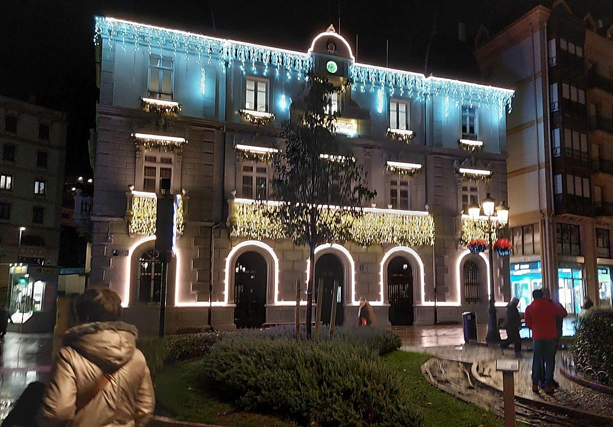 Imagen del Ayuntamiento iluminado en las pasadas navidades.