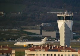 Anulan un vuelo de Loiu a Londres tras ser evacuado el aeropuerto de Gatwick por una maleta sospechosa