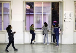 Varias niñas en un colegio.