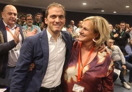 Iñigo Ansola se abraza a Itxaso Atutxa al ser elegido presidente del BBB, este sábado en Sabin Etxea.