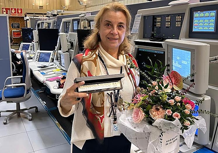 Maite el día de sus despedida, tras recibir varios regalos.