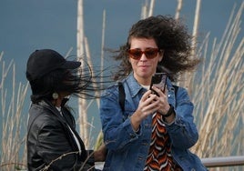 Dos mujeres en la zona de La Galea mientras sopla el viento con fuerza.