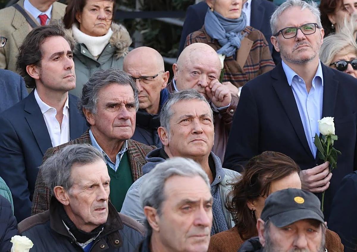Imagen secundaria 1 - Placa en memoria de Santi Oleaga en San Sebastián: «Nunca debió suceder esta gran injusticia»
