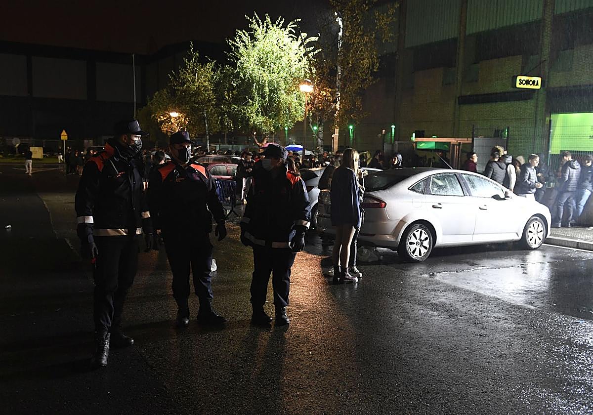 Imagen de archivo de varios agentes vigilando la entrada de la discoteca.