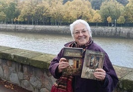 Toti Martínez de Lezea, con los ejemplares en castellano y euskera de su último libro.