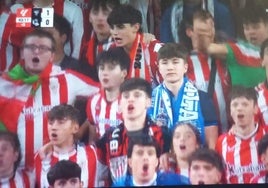 La soledad de un hincha de la Real en el derbi de San Mamés