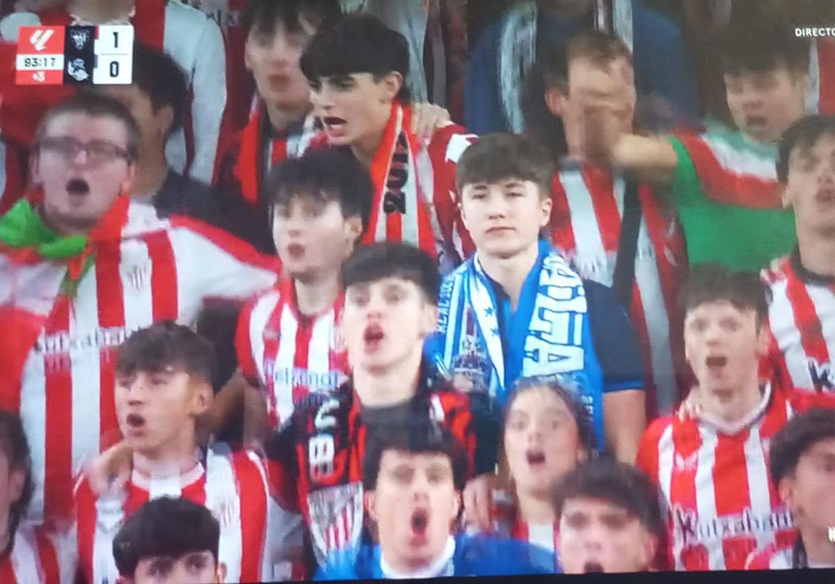La soledad de un hincha de la Real en el derbi de San Mamés
