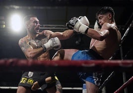 Flavius Chiaburu y Alexis Martín pugnan en la final del Campeonato de España de kickboxing disputada este sábado en el Polideportivo Mendizorroza.