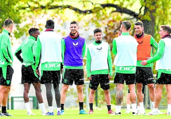 La plantilla rojiblanca, preparada para el duelo de esta noche frente a la Real Sociedad.