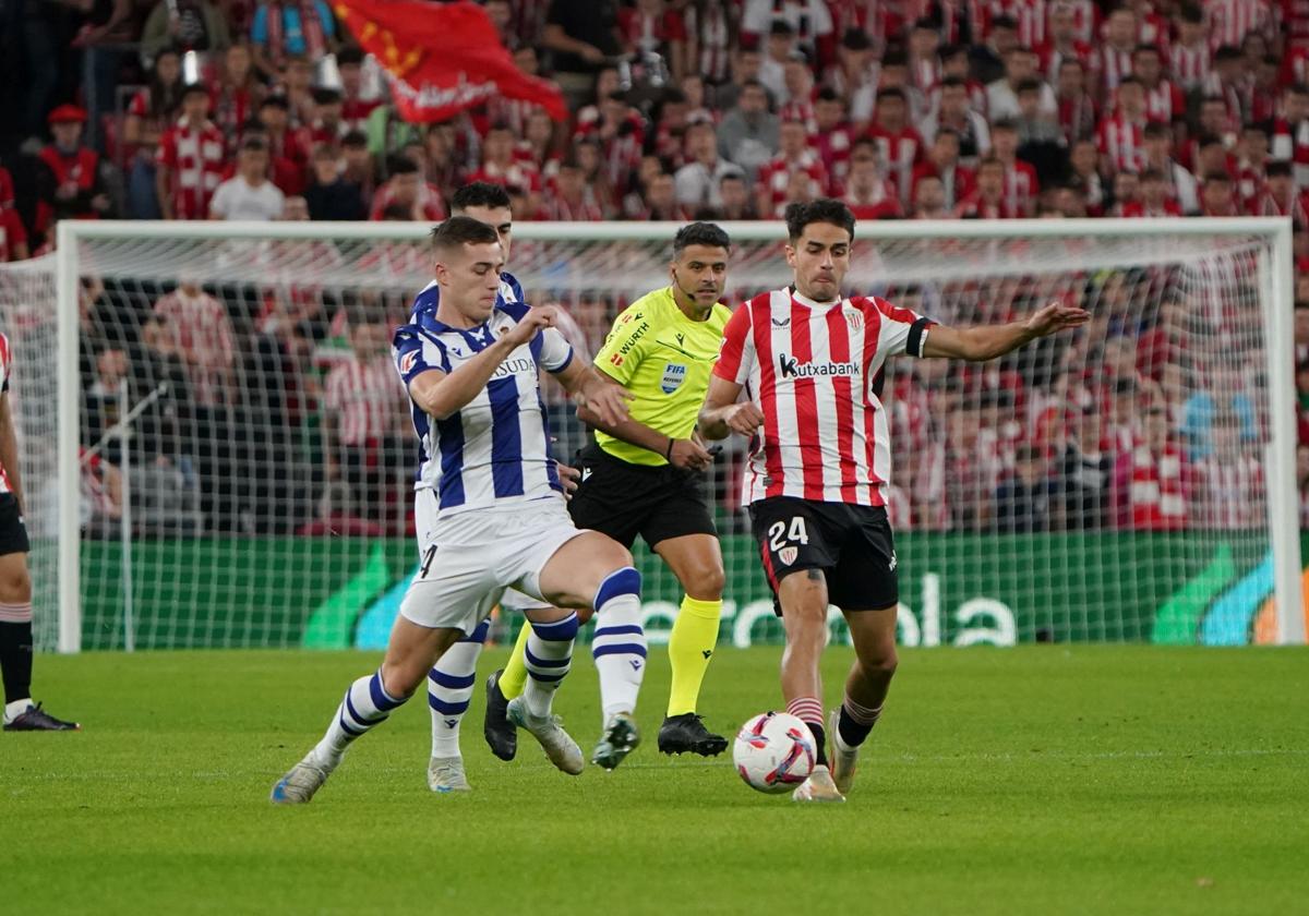 Prados y Sucic tratan de hacerse con el balón, con Gil Manzano al fondo.