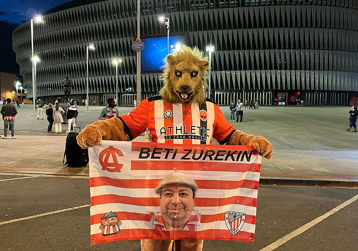 El León belga antes del derbi ante la Real con la bandera que homenajea a Mikel Urkizu.