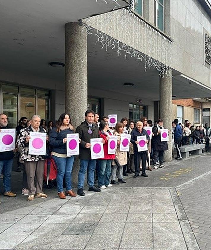 Imagen secundaria 2 - Imágenes de la concentración del sábado 23 y de la declaración institucional del 25-N. 