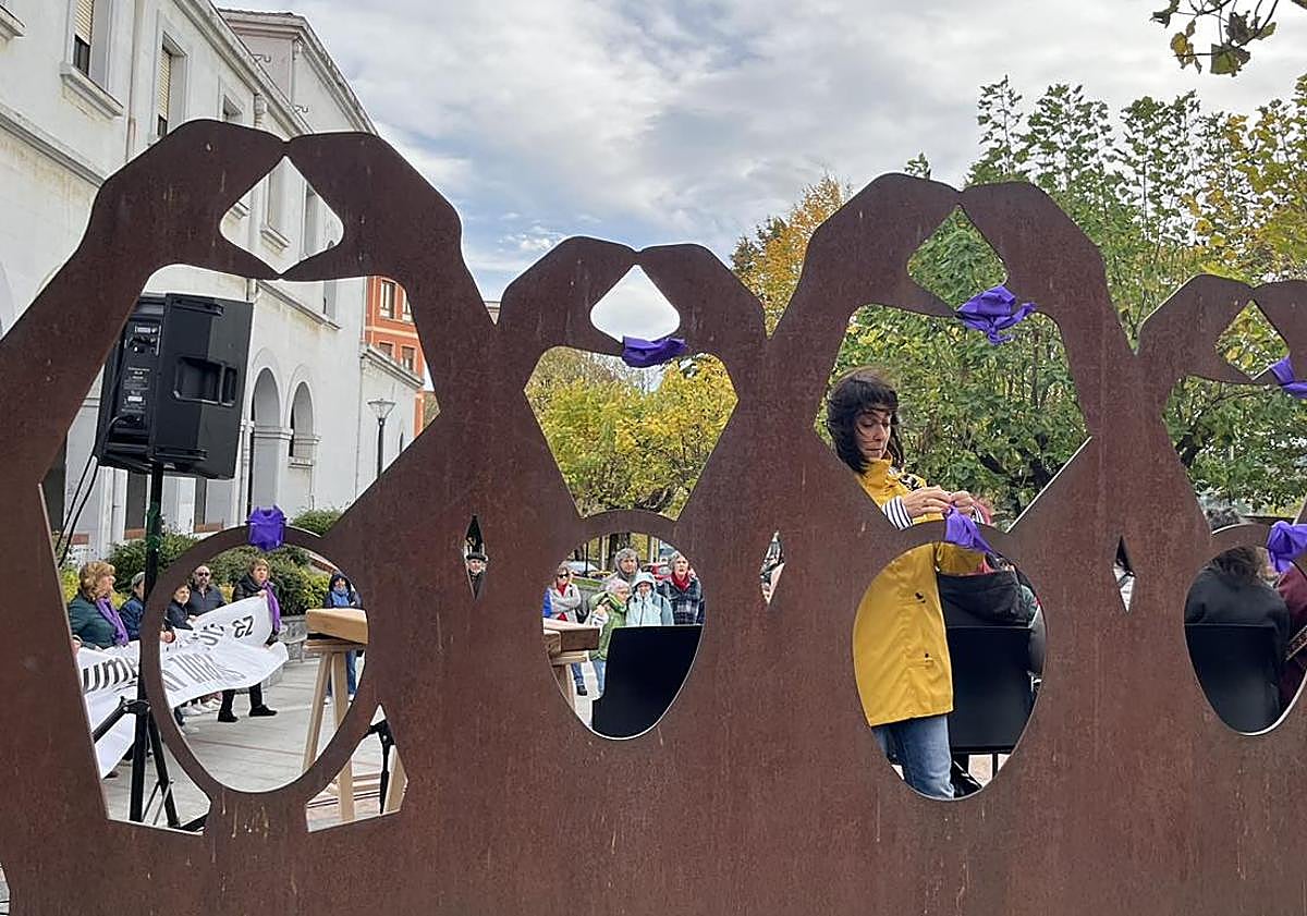 Imagen principal - Imágenes de la concentración del sábado 23 y de la declaración institucional del 25-N. 