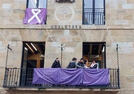 Alumnos de Formación Profesional de Bermeo han hecho entrega a al alcaldesa de la villa marinera, Nadia Nemeh, de una pequeña escultura realizada en clase «en recuerdo a las mujeres que sufren violencia machista».