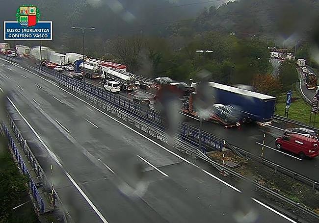 Imagen del atasco de la AP-68 captada por las cámaras de Tráfico del Gobierno vasco.