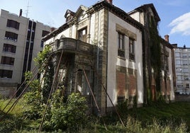 Terraza acristalada y apuntalada del palacete que fue residencia de Félix Alfaro Fournier