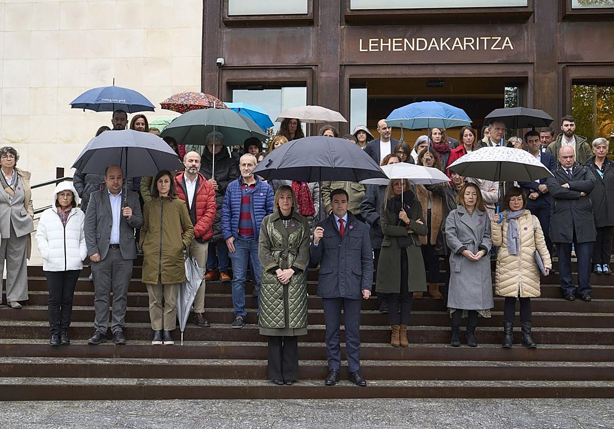 Concentración en las escaleras de la sede de Lehendakaritza.