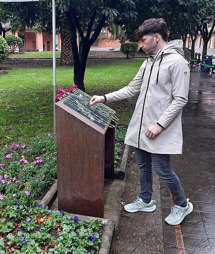 Imagen secundaria 2 - Un acto de recuerdo en el espacio para mujeres asesinadas de la plaza Ambrosio Meabe, previa a la manifestación de esta tarde convocada por DAFA (Durangoko Autodefentsa Feminista Asanblada),