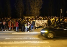 En Goikolarra, los vecinos pidieron medidas de seguridad tras el atropello al joven Cristian.