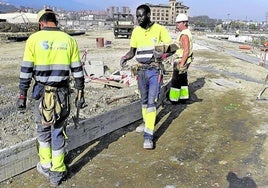 Trabajador extranjero, en las obras de construcción que se llevan a cabo en la isla de Zorrozaurre, en Bilbao.