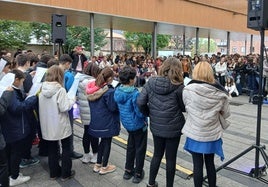 Escolares de distintos centros educativos del municipio han participado en el acto.