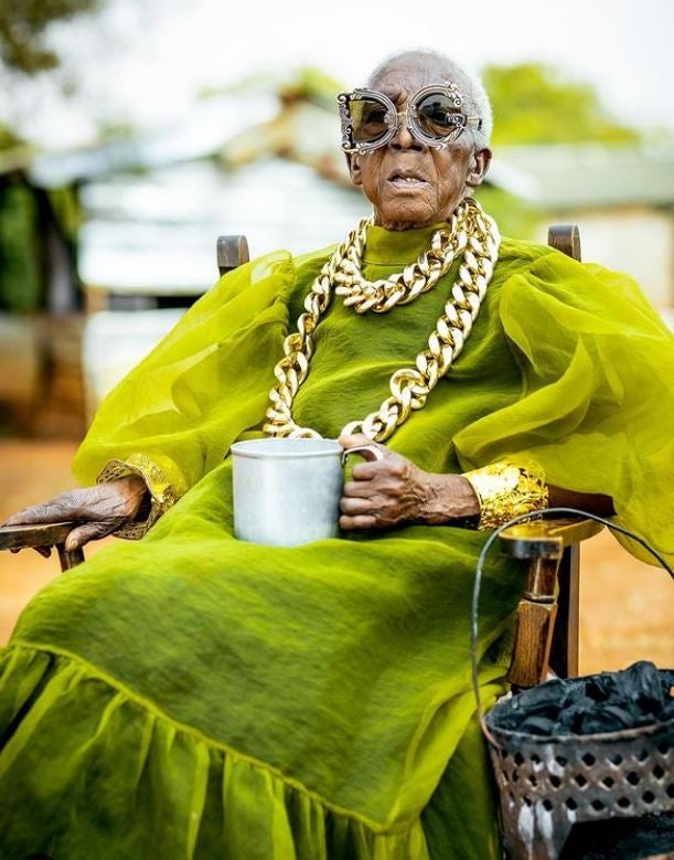 Margret, la abuela de Zambia que se ha convertido en un icono de estilo a sus 80 años