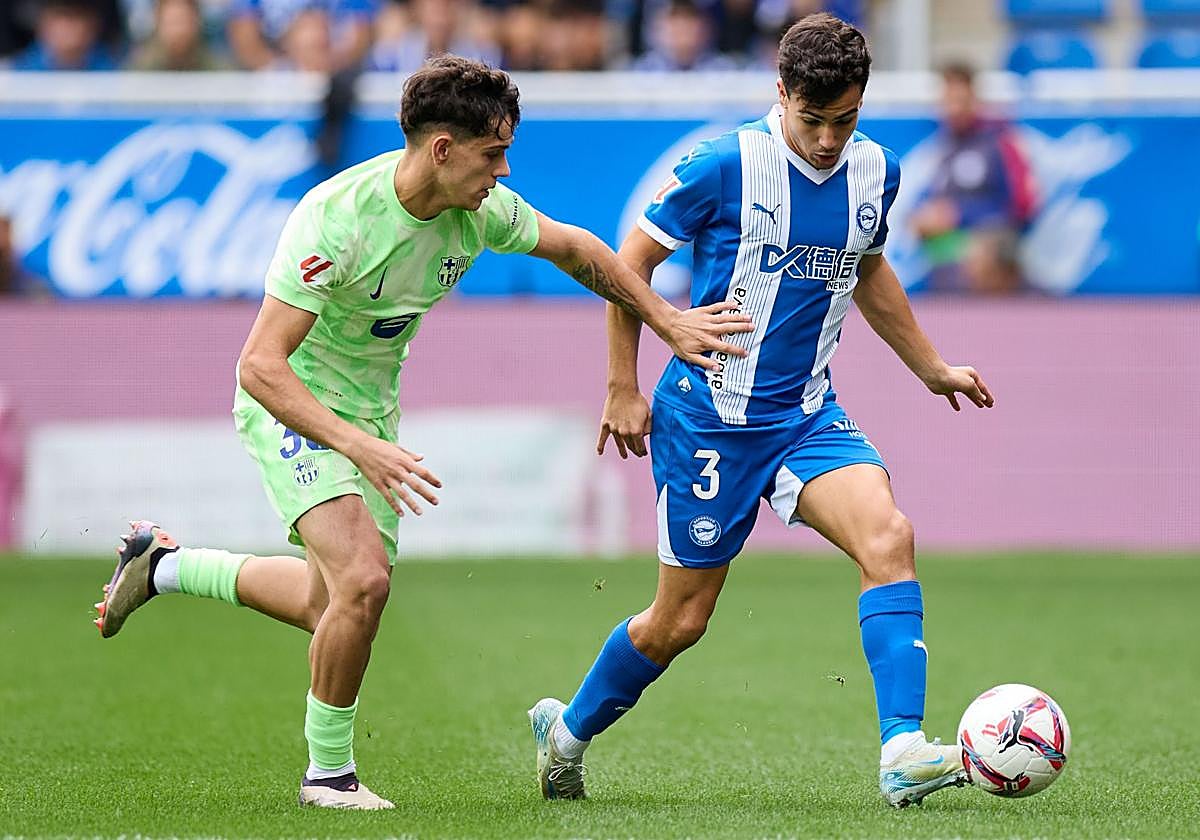 Manu Sánchez conduce el balón en el partido contra el Barcelona disputado en Mendizorroza.
